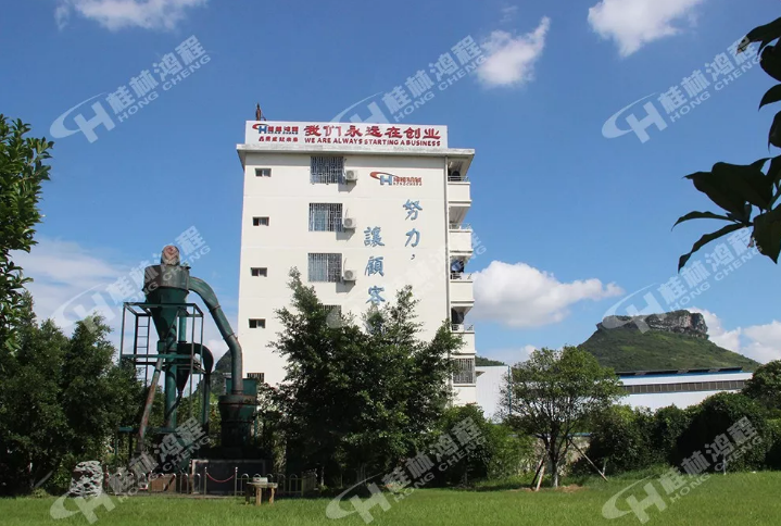小型礦石磨粉機在哪里能買到？ 到桂林鴻程磨粉機生產(chǎn)基地