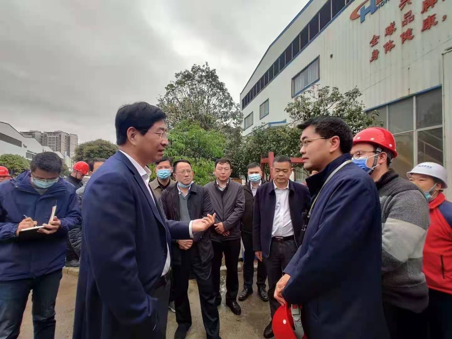 桂林市委書記周家斌書記，鐘洪常務(wù)副市長等市委市政府，區(qū)委區(qū)政府領(lǐng)導(dǎo)一行開年第一站來到廣西桂林鴻程機械廠指導(dǎo)慰問